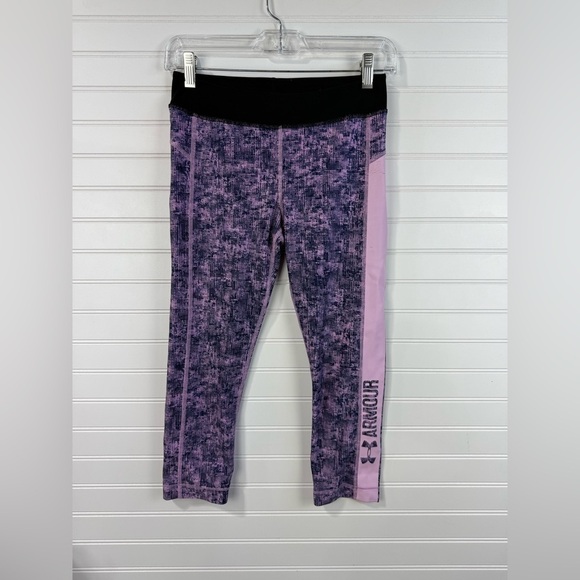 Under Armour Pants - Under Armour women’s black & purple crop compression workout leggings. Size S